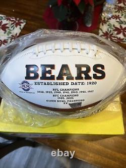 Justin Fields a signé un ballon de football de taille réelle des Chicago Bears avec un certificat d'authenticité (COA)