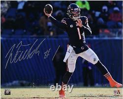 Justin Fields des Chicago Bears a signé une photo de 16 x 20 de sa passe en mouvement.
