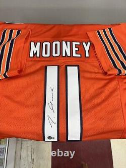 Maillot personnalisé signé de Darnell Mooney des Chicago Bears avec certification Beckett COA en orange.