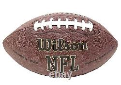Photo preuve de l'autographe de Brian Urlacher sur un ballon de football signé de la NFL des Chicago Bears